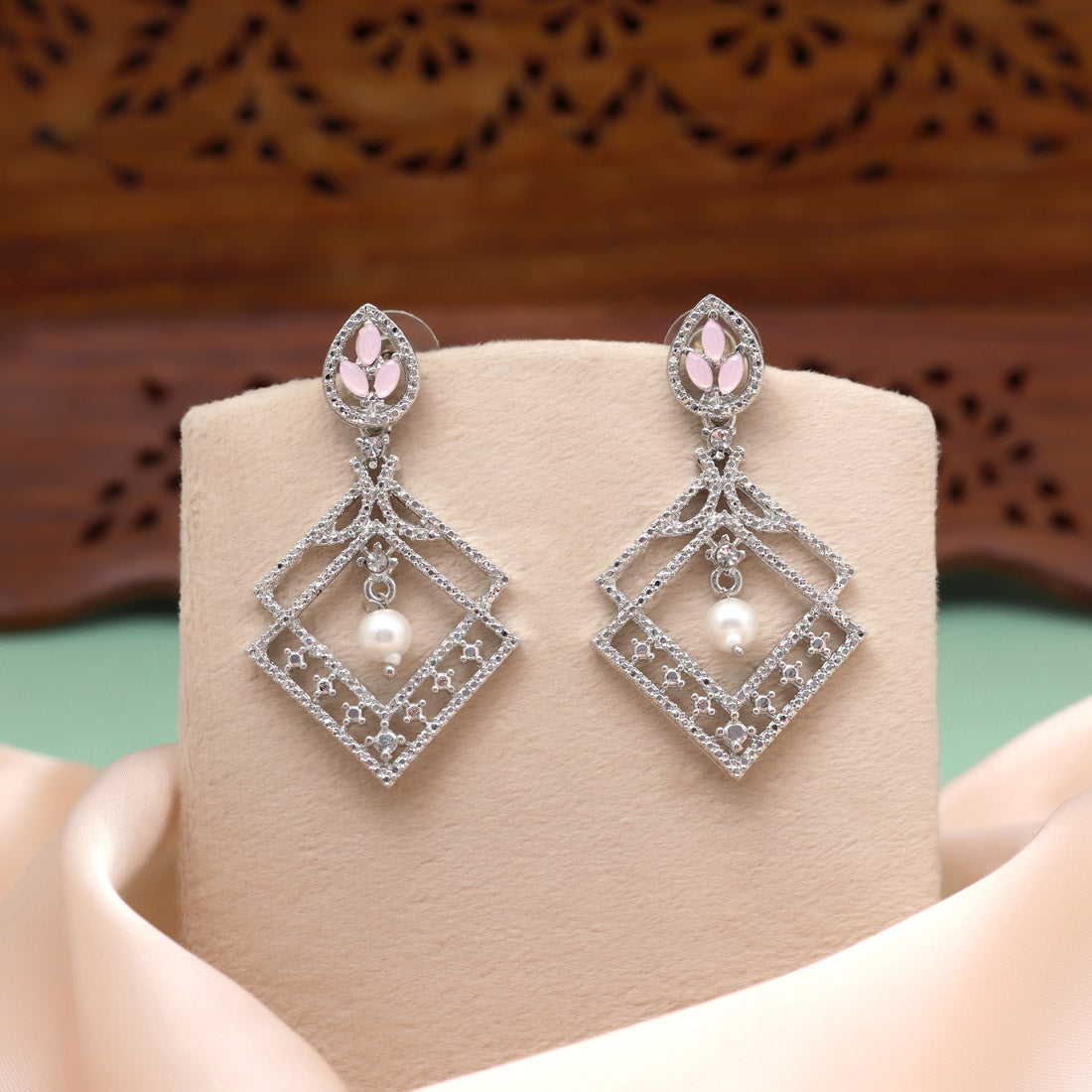 Delicate Pink Color Fashion Earrings